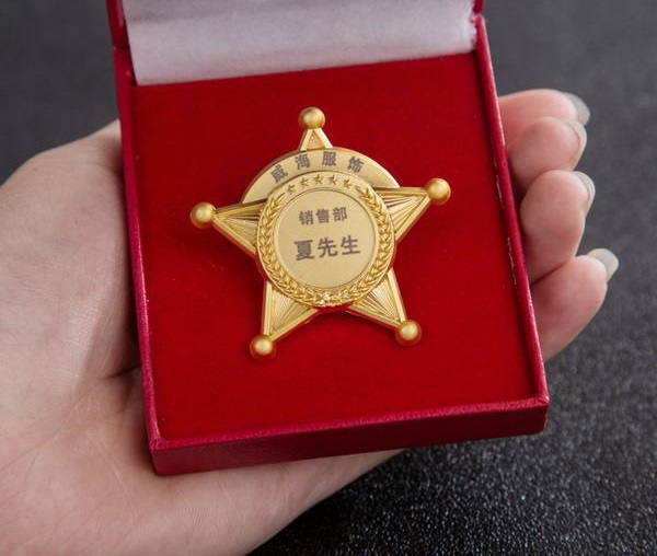 在單位服務(wù)崗滿三年五年十年以上的優(yōu)秀員送什么紀(jì)念品好？